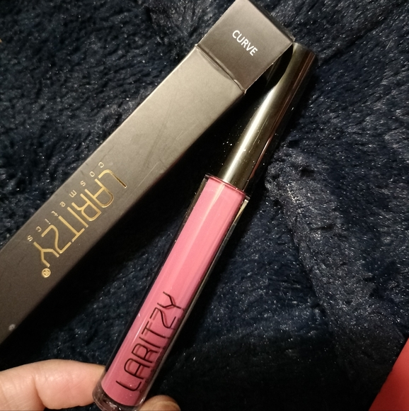 Laritzy Cosmetics Lip Gloss Curve - Picture 4 of 4